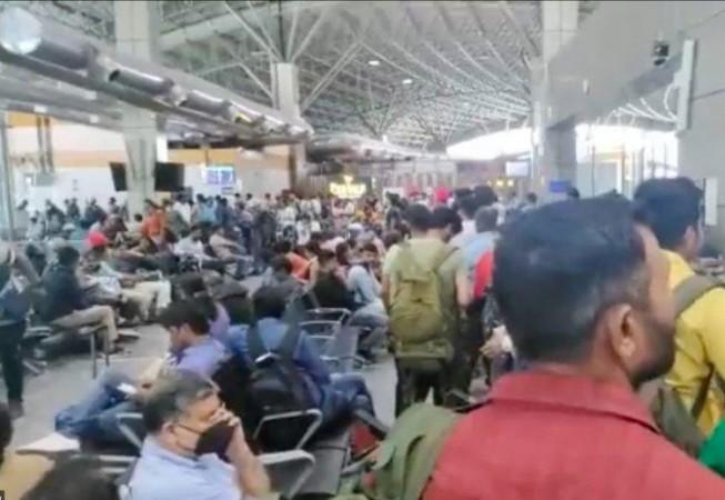 Fact check: No rush of Kashmiri minorities in Srinagar Airport; false claim goes viral [truth here]
