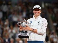 French Open 2022: Iga Swiatek overcomes Coco Gauff to clinch women's singles title.