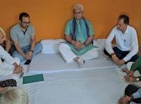 LG Manoj Sinha with family members of Rajni Bala