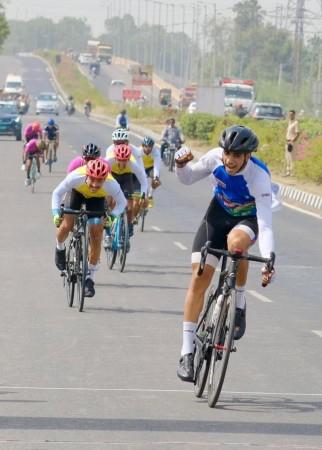 KIYG 2021: Son of a tailor, Adil Altaf wins Jammu & Kashmir's first cycling gold KIYG 2021: Son of a tailor, Adil Altaf wins Jammu & Kashmir's first cycling gold