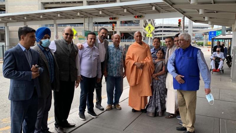 Top Indian seer arrives in NY ahead of Int'l Yoga Day; receives warm welcome [photos]
