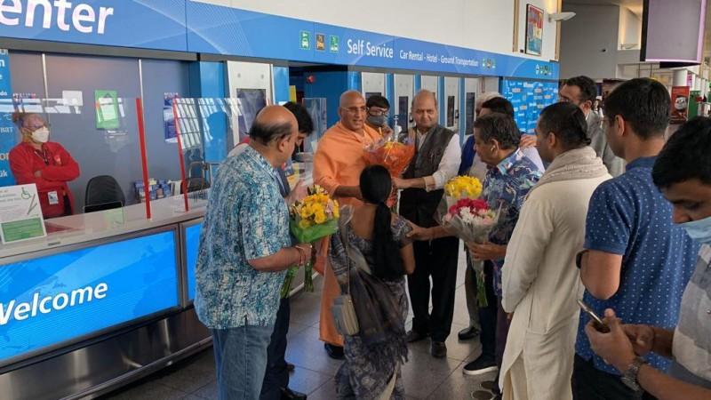 Juna Peethadheeshwar Acharya Mahamandaleshwar Swami Avdheshanand Giri Maharaj receives warm welcome at John F Kennedy International Airport in New York. Juna Peethadheeshwar Acharya Mahamandaleshwar Swami Avdheshanand Giri Maharaj