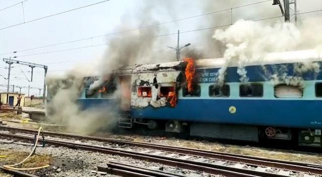 Chhapra: Army aspirants set ablaze a train during their protest against Agnipath scheme, at a railway station in Chhapra on Thursday, June 16, 2022.