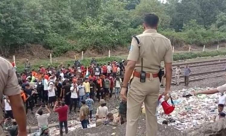 Youth descended on road and railway track in protest against Agnipath. Youth descended on road and railway track in protest against Agnipath.