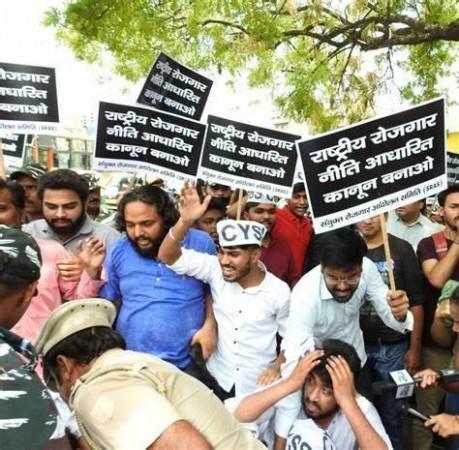 Students protest at Delhi's ITO against Agnipath scheme (Ld)