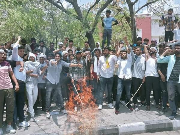 Protests against 'Agnipath' continue for third day in Rajasthan.