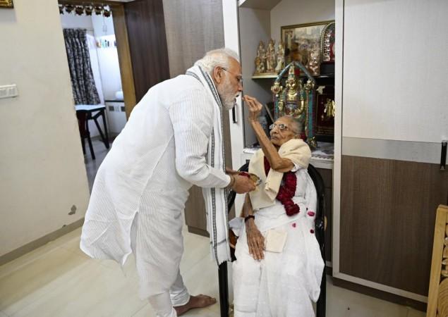 Modi seeking blessing's from her mother Modi seeking blessing's from her mother