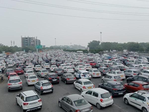 Snail-pace traffic at Delhi expressway; congestion at borders as police check vehicles [details]