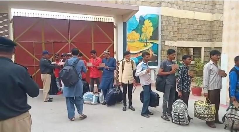 20 Indian fishermen who were released from Landi jail Karachi on Sunday, will enter India today. 20 Indian fishermen who were released from Landi jail Karachi on Sunday, will enter India today.