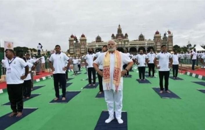 PM Modi inaugurates Yoga Day at Mysuru Modi Yoga