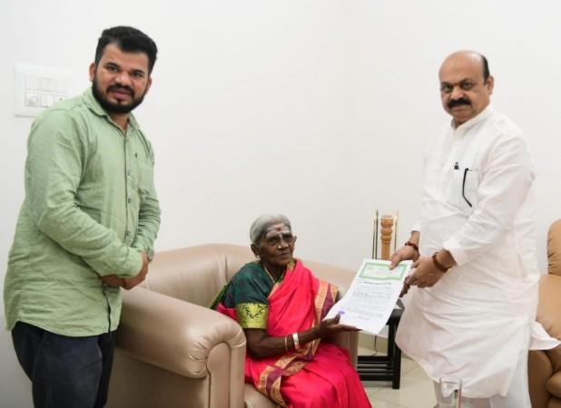 Saalumarada Thimmakka, CM Bommai hands over the sale deed.