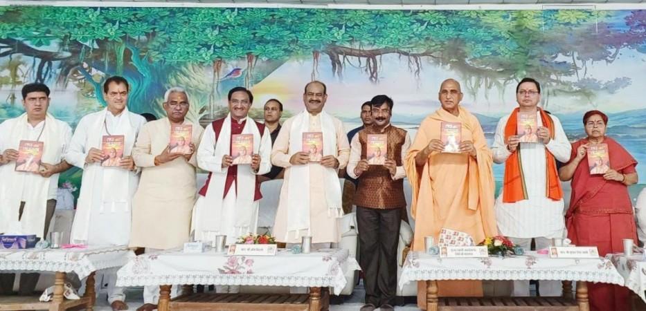 Acharya Swami Avdheshanand Guru's biography unveiled at grand event in Haridwar [details]