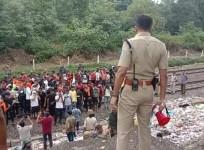Youth descended on road and railway track in protest against Agnipath.