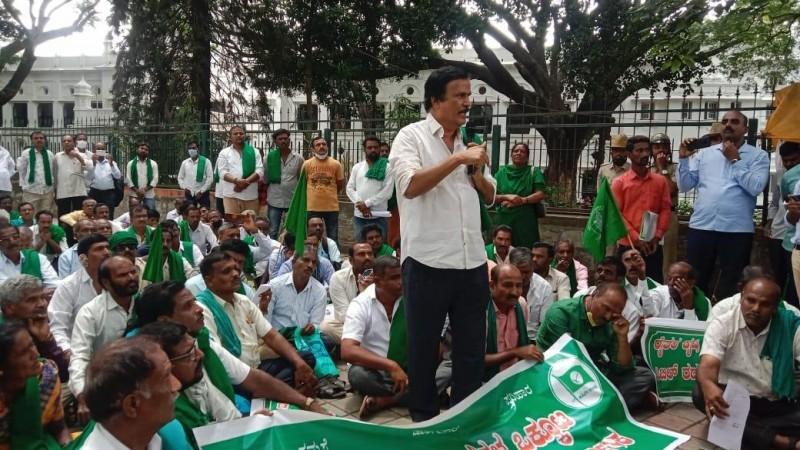 K'taka farmers stage massive protest