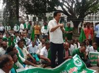 K'taka farmers stage massive protest