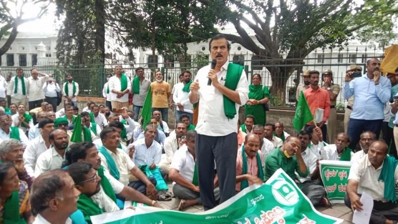 K'taka farmers stage massive protest