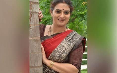 Actress Pavitra Lokesh lodges complaint with K'taka Cyber police