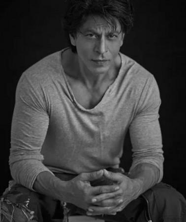 SRK's monochrome picture takes over the Internet SRK's monochrome picture