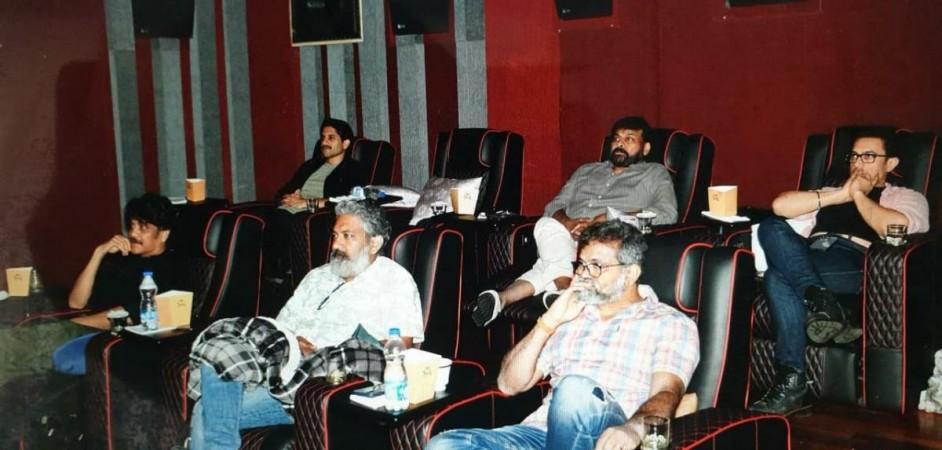 A picture from the special screening of Laal Singh Chaddha in Hyderabad.. Chiranjeevi, Naga Chaitanya, SS Rajamouli, Nagarjuna and Sukumar along with Aamir Khan are in the photo. Laal Singh Chaddha Special Screening