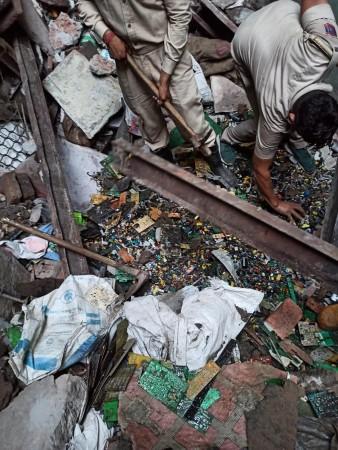 Delhi: 1 dead, 3 injured in roof collapse Delhi: 1 dead, 3 injured in roof collapse