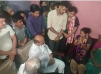 K'taka CM hands over cheque of Rs 25L to kin of slain BJP work