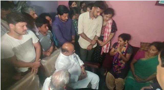 K'taka CM hands over cheque of Rs 25L to kin of slain BJP worker K'taka CM hands over cheque of Rs 25L to kin of slain BJP work