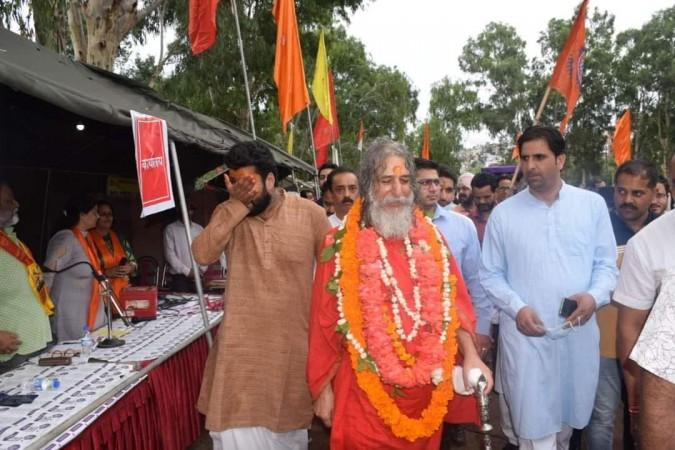 Mohammad Arif, president Municipal Council Rajouri along with others welcoming Swami Vishwatamanand and other devotees at Rajouri Buddha Amarnath Yatra