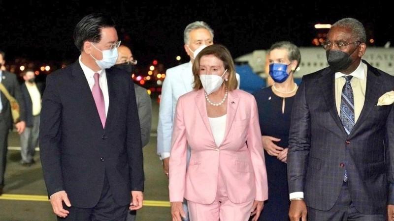 Pelosi meets Taiwan's president, China starts military exercises