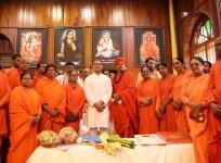 Eye on Assembly polls, Rahul gets 'Linga deeksha' at Lingayat Mutt in K'taka