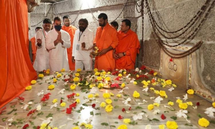 Eye on Assembly polls, Rahul gets 'Linga deeksha' at Lingayat Mutt in K'taka