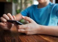 children with smartphones