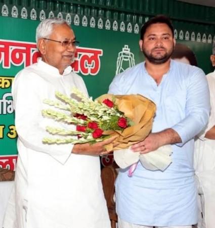 Patna: JDU party leader Nitish Kumar being welcomed by RJD leader Tejashwi Yadav after resigning from the post of Chief Minister of Bihar and breaking alliance with BJP, in Patna on Tuesday, Aug 09, 2022. (Photo: IANS) JDU party leader Nitish Kumar being welcomed by RJD leader Tejashwi Yadav