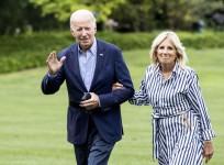US President Joe Biden (L) and First Lady Jill Biden