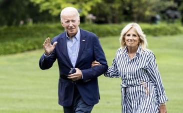 US President Joe Biden (L) and First Lady Jill Biden