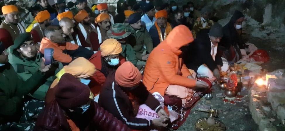Over 3 lakh devotees visit holy cave during the 43-day-long Yatra - IBTimes  India