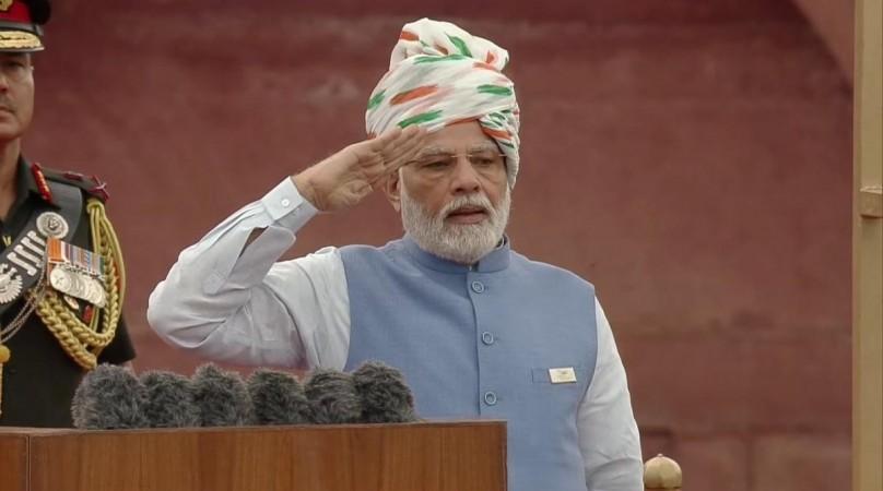 New Delhi : Prime Minister Narendra Modi hoisted the Tricolour at the Red Fort amid a 21-gun salute by the indigenously developed howitzer gun, ATAGS on Monday, Aug. 15, 2022. Prime Minister Narendra Modi