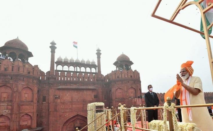 New Delhi : Prime Minister Narendra Modi hoisted the Tricolour at the Red Fort amid a 21-gun salute by the indigenously developed howitzer gun, ATAGS on Monday, Aug. 15, 2022 Prime Minister Narendra Modi