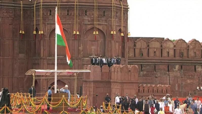 New Delhi : Prime Minister Narendra Modi hoisted the Tricolour at the Red Fort amid a 21-gun salute by the indigenously developed howitzer gun, ATAGS on Monday, Aug. 15, 2022. Prime Minister Narendra Modi