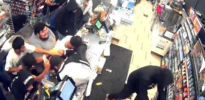 Video showing looters ransacking LA store goes vira ransacking LA store