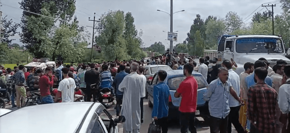 Protest against scarcity of potable water in Magam Protest against water scarcity