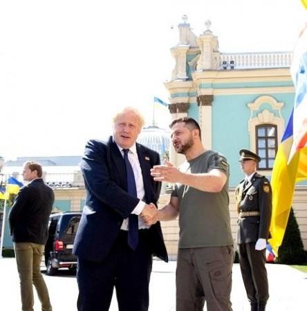 UK PM Boris Johnson and Ukraine's Volodymyr Zelensky
