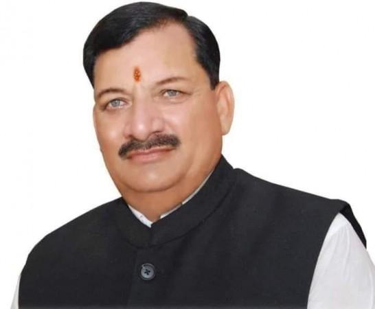 BJP MLA Arvind Giri dies of heart attack in car. BJP MLA Arvind Giri dies of heart attack in car.