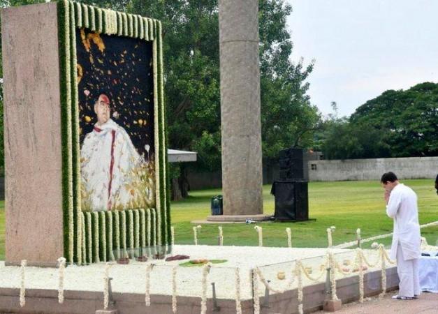 Rahul Gandhi paid tribute to his father before starting the Rahul Gandhi