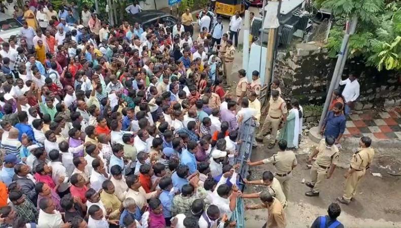 VRAs march towards Telangana Assembly leads to tension VRAs march towards Telangana Assembly leads to tension