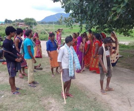 Women raised sticks to stop alcoholics coming from Bihar to Jharkhand's border villages. Women raised sticks to stop alcoholics coming from Bihar to Jharkhand's border villages.