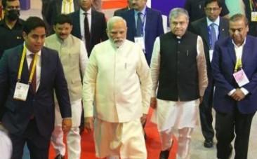 Modi drives 5G-enabled remote car, experiences AR-VR wearables