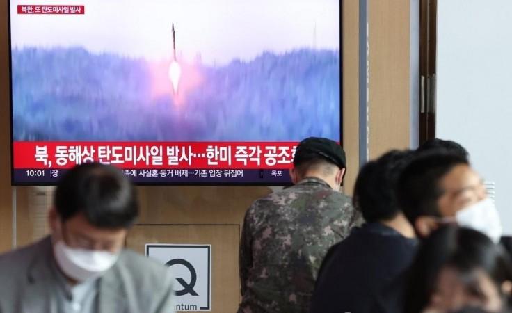 Seoul :This file photo, taken Sept. 25, 2022, shows a news report on a North Korean missile launch being aired on a TV screen at Seoul Station.(Yonhap/IANS) North Korea, missile attack, Japan, fears,