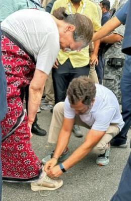 Video of Rahul Gandhi ties mother Sonia's Gandhi shoelace during Bharat Jodo Yatra Video of Rahul Gandhi ties mother Sonia's Gandhi shoelace during Bharat Jodo Yatra
