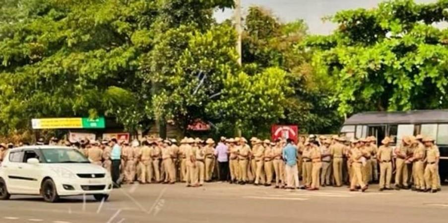 People get ready to vacate alleged illegal tollgate in K'taka; tight police cover provided. People get ready to vacate alleged illegal tollgate in K'taka; tight police cover provided.