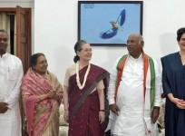 Sonia congratulates Kharge on winning Cong prez polls